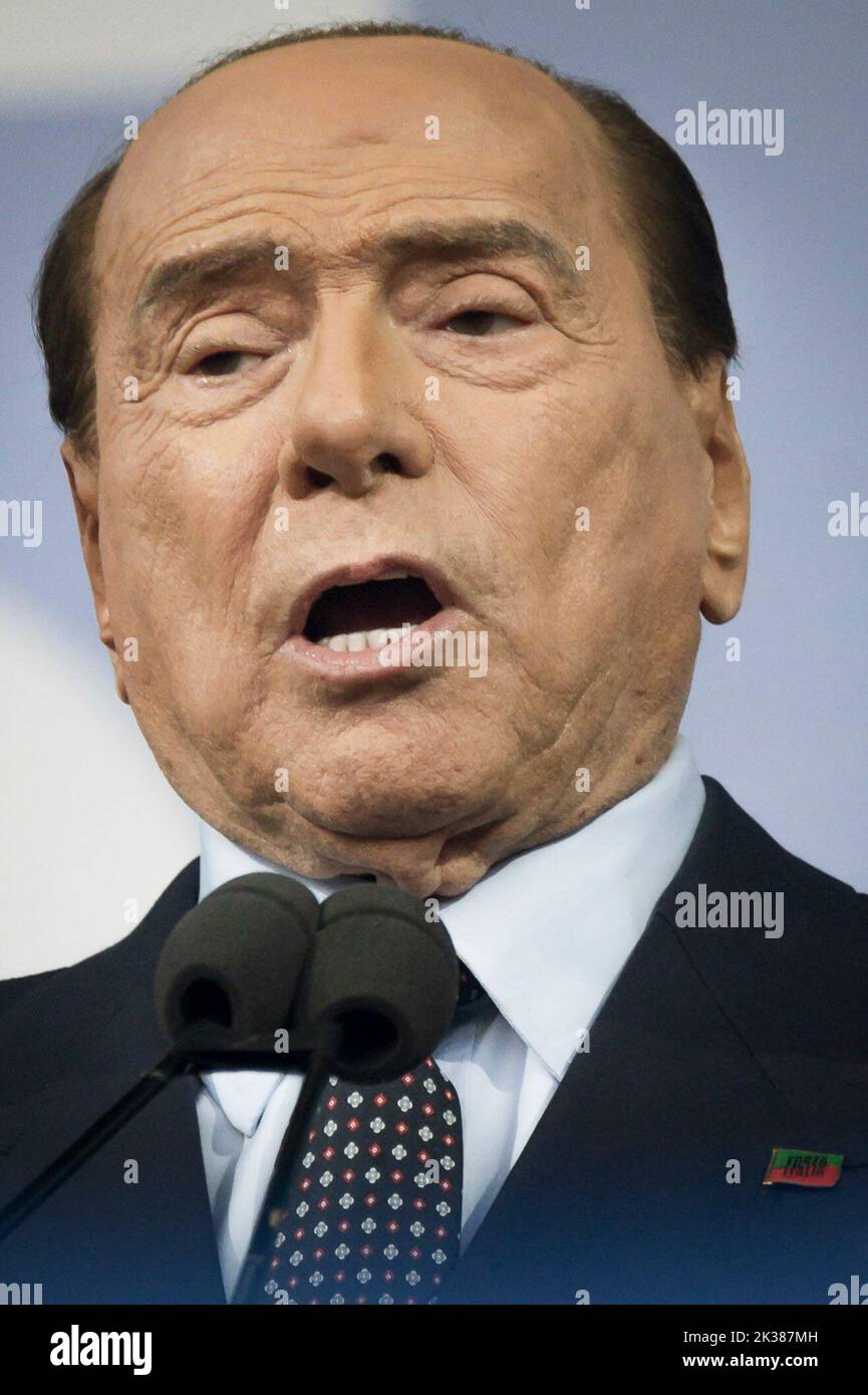 Rom, Italien. 22. September 2022. Der Präsident von Forza Italia, Silvio Berlusconi, hält eine Rede während einer Kundgebung in Rom. Die Wahlkundgebung „Insieme per l'Italia“ (gemeinsam für Italien) wurde vor den Nationalwahlen von den Führern der Mitte-Rechts-Koalition auf der Piazza del Popolo (Volksplatz) in Rom abgehalten (Bild: © Valeria Ferraro/SOPA Images via ZUMA Press Wire) Stockfoto