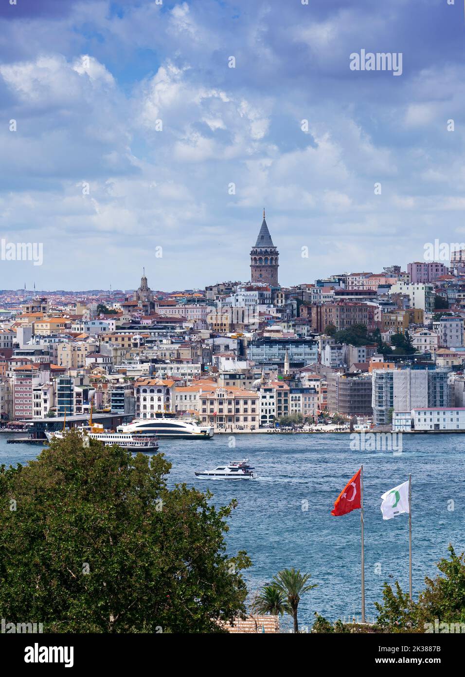 Stadtbild eines Teils der Stadt Istanbul mit Häusern und dem Galata-Turm Stockfoto