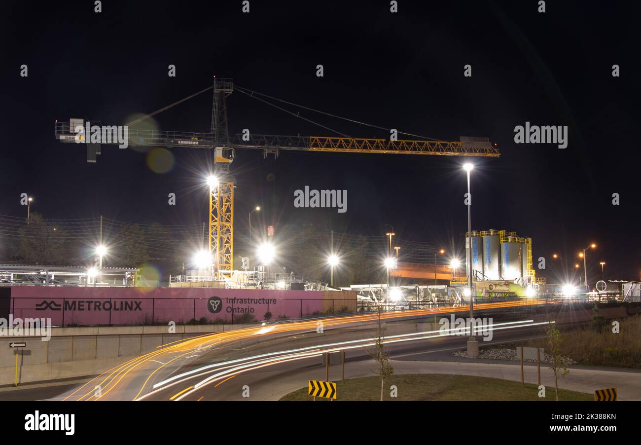 Die Regierung von Ontario, einem neuen Bahndrehkreuz von Metrolink, wird bei Nacht im Bau gesehen. Stockfoto