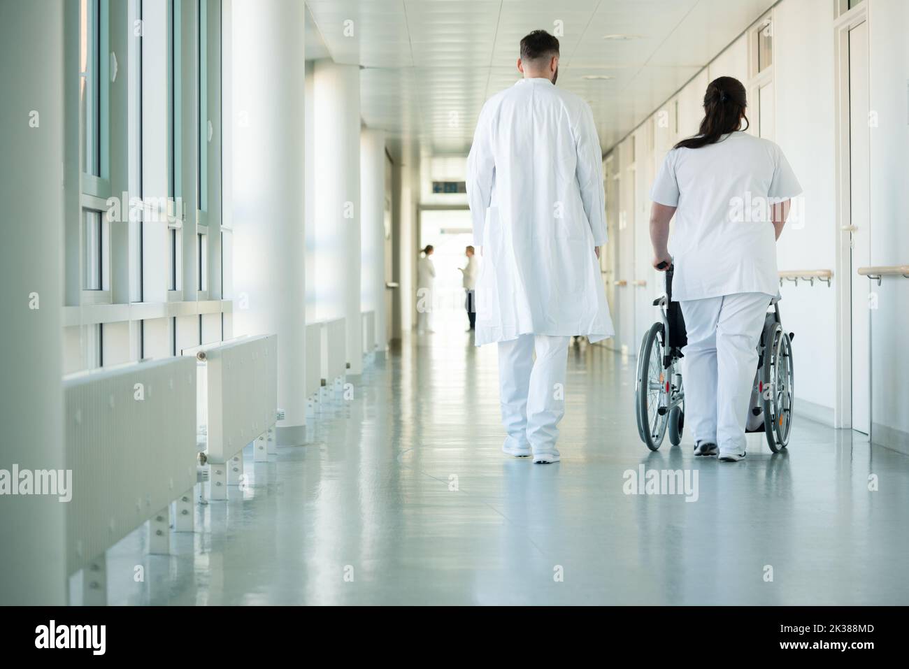 Arzt und Krankenschwester Rollstuhl mit Patient im Krankenhaus Stockfoto