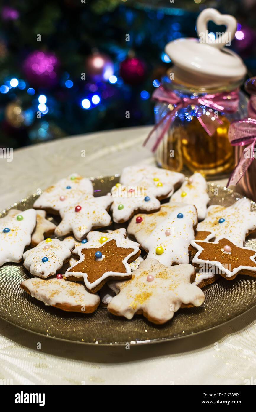 Nahaufnahme der Platte mit leckeren Weihnachtsplätzchen auf hölzernen Tisch Stockfoto