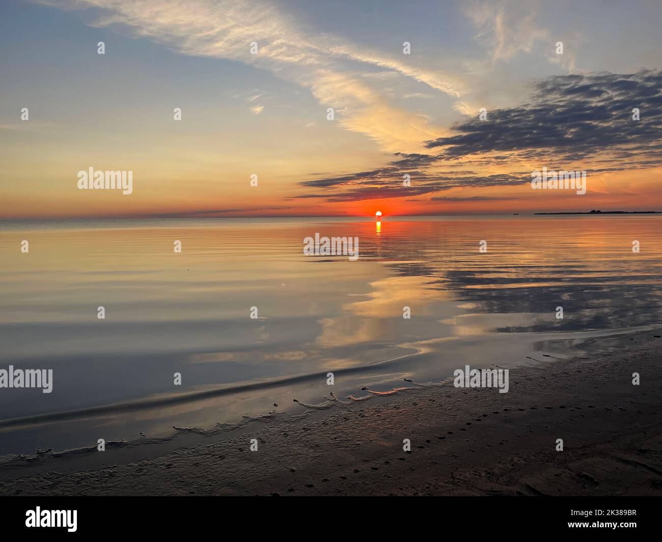 Sonnenaufgang über der Saginaw Bay, Lake Huron, Michigan, 16. Juli 2022, Von Dembinsky Photo Assoc Stockfoto