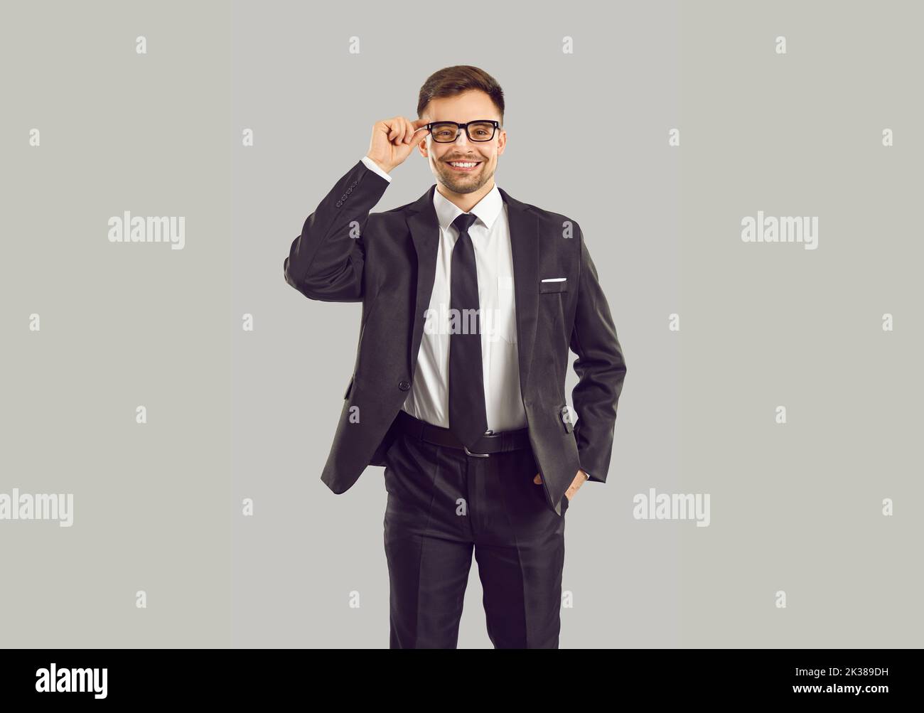 Selbstbewusster junger Geschäftsmann in formalwear und Brillen Stockfoto
