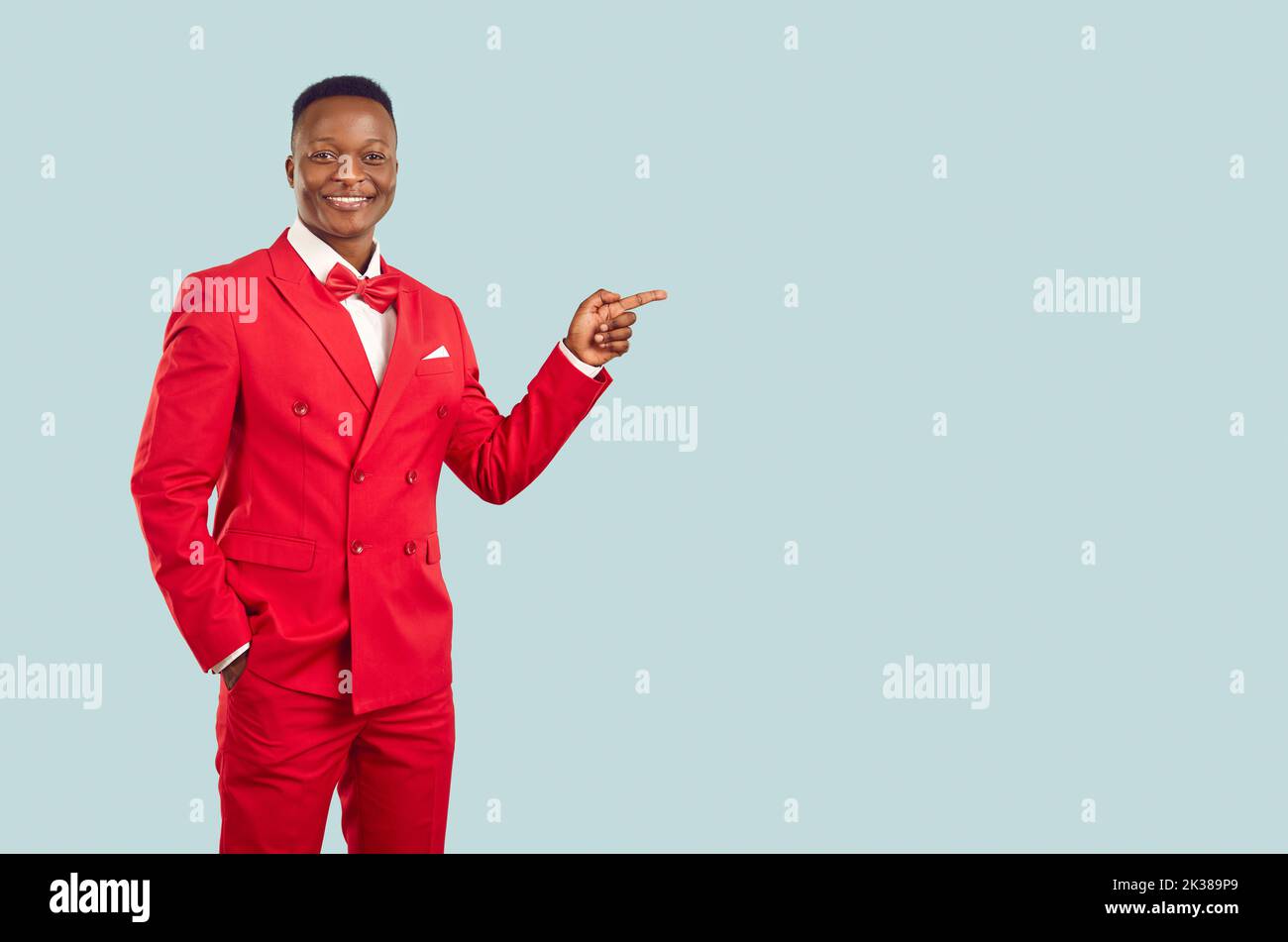Freundlich cool afroamerikanischen Mann in modischen Anzug präsentiert Werbeprodukt. Stockfoto