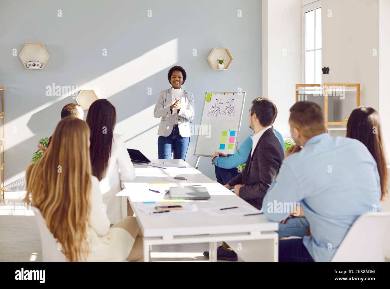 Erfolgreiche afrikanische Geschäftsfrau stellen Präsentation vor jungen kreativen Business-Team Stockfoto
