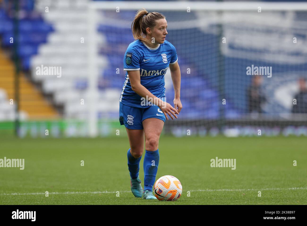 Birmingham, Großbritannien. 25. September 2022. Harriet Scott #3 von Birmingham City dribbelt den Ball während des Fa Women Super League Spiels Birmingham City Women gegen Coventry United Women in St Andrews, Birmingham, Großbritannien, 25.. September 2022 (Foto von Simon Bissett/News Images) in Birmingham, Großbritannien am 9/25/2022. (Foto von Simon Bissett/News Images/Sipa USA) Quelle: SIPA USA/Alamy Live News Stockfoto