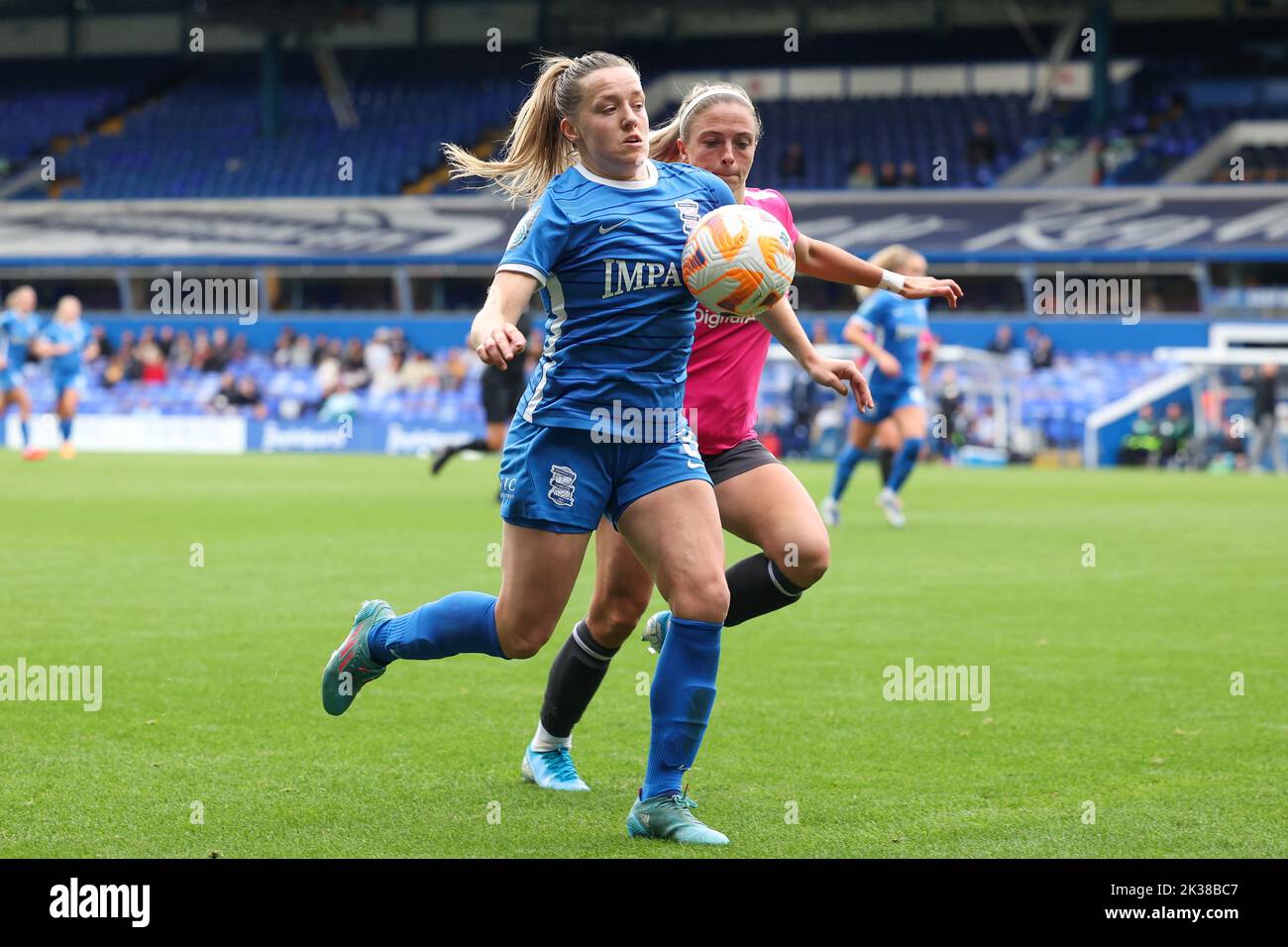 Birmingham, Großbritannien. 25. September 2022. Harriet Scott #3 von Birmingham City kontrolliert den Ball während des Fa Women Super League Spiels Birmingham City Women gegen Coventry United Women in St Andrews, Birmingham, Großbritannien, 25.. September 2022 (Foto von Simon Bissett/News Images) in Birmingham, Großbritannien am 9/25/2022. (Foto von Simon Bissett/News Images/Sipa USA) Quelle: SIPA USA/Alamy Live News Stockfoto
