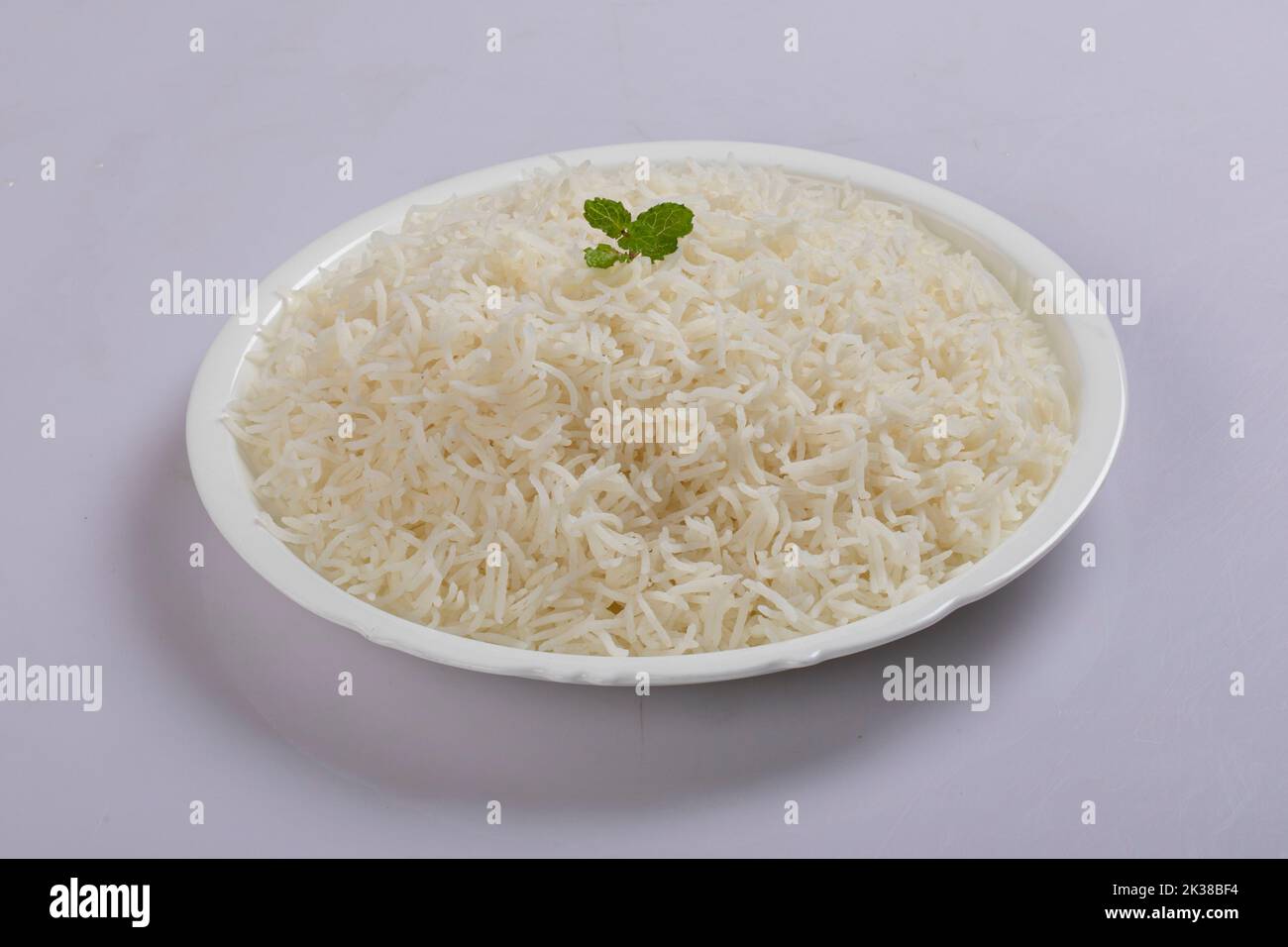 Gestielter Reis mit kleinen Zwiebeln und getrockneten Salzchilies und Achar Stockfoto