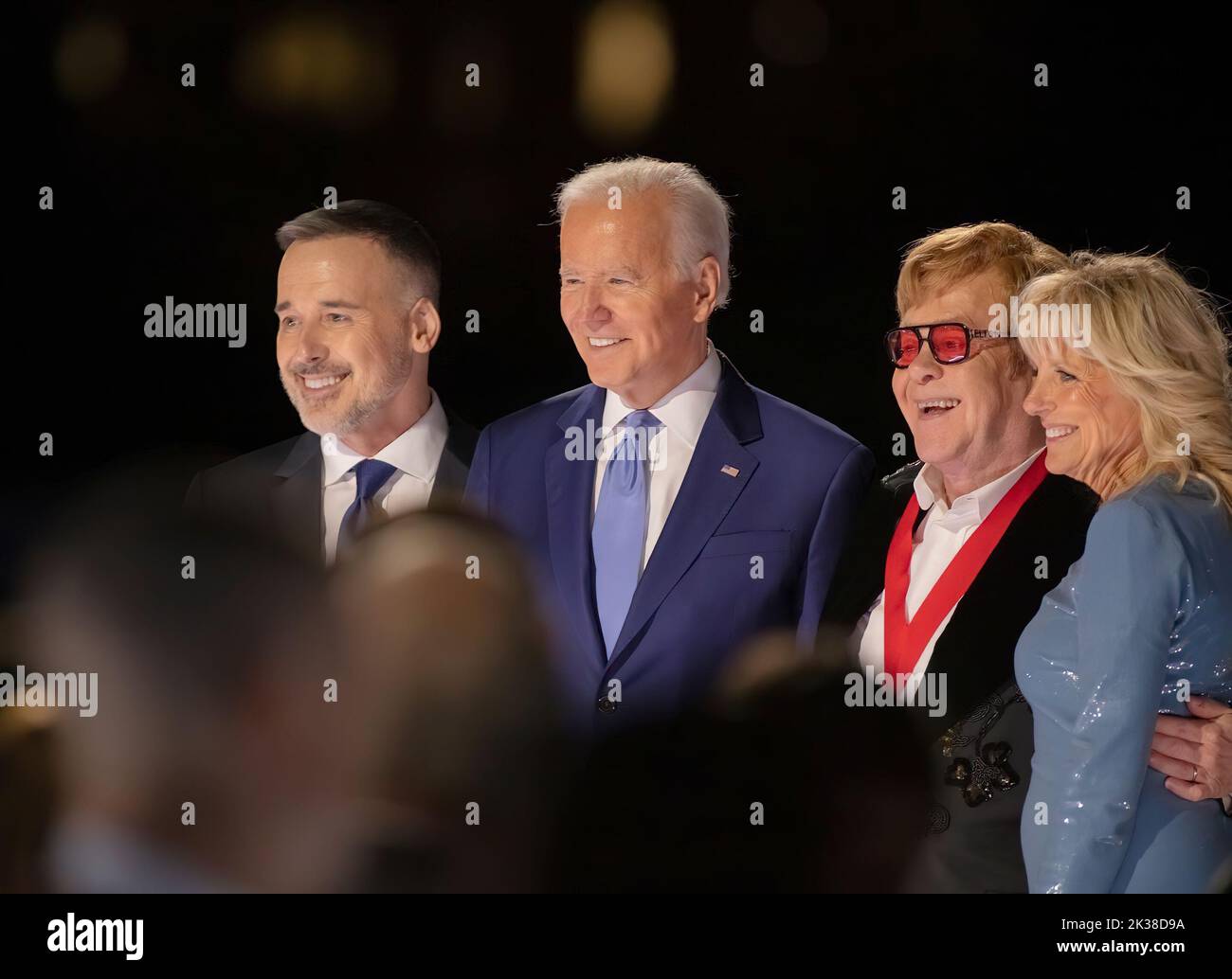 US-Präsident Joe Biden und First Lady Jill Biden begrüßten Elton John und seinen Partner David Furnish im Weißen Haus, um die National Humanities Medal für seinen Beitrag zur Musik und die Arbeit von @EJAF zur Beendigung von HIV/AIDS zu erhalten. Foto Des Weißen Hauses Stockfoto
