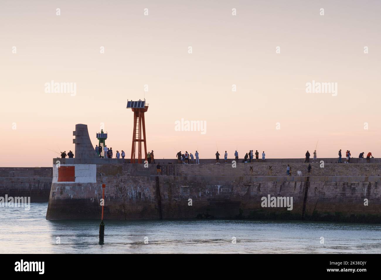 Die Hafen- und Meeresmauer von Port-en-Bessin, Normandie. Stockfoto