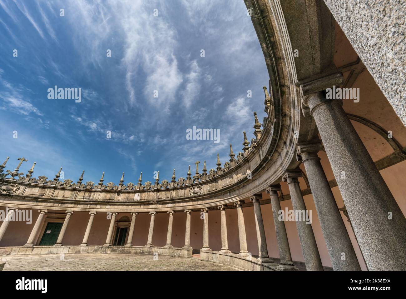 Porto, Portugal - 23. September 2022: Kreisförmiger Kreuzgang des Klosters Mosteiro da Serra do Pilar. Das Hotel liegt in Vila Nova de Gaia. UNESCO-Weltkulturerbe Stockfoto