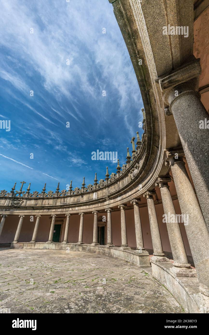 Porto, Portugal - 23. September 2022: Kreisförmiger Kreuzgang des Klosters Mosteiro da Serra do Pilar. Das Hotel liegt in Vila Nova de Gaia. UNESCO-Weltkulturerbe Stockfoto