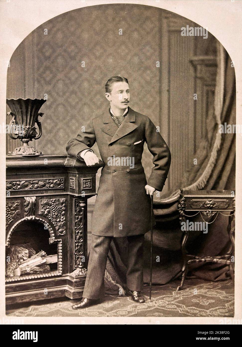 Napoleon Eugène Louis Jean Joseph Bonaparte (1856-1879), Prinz Imperial, bekannt als Louis-Napoléon, vor einem Möbelstück. Um 1878 Foto von Schemboche Michel, Stockfoto