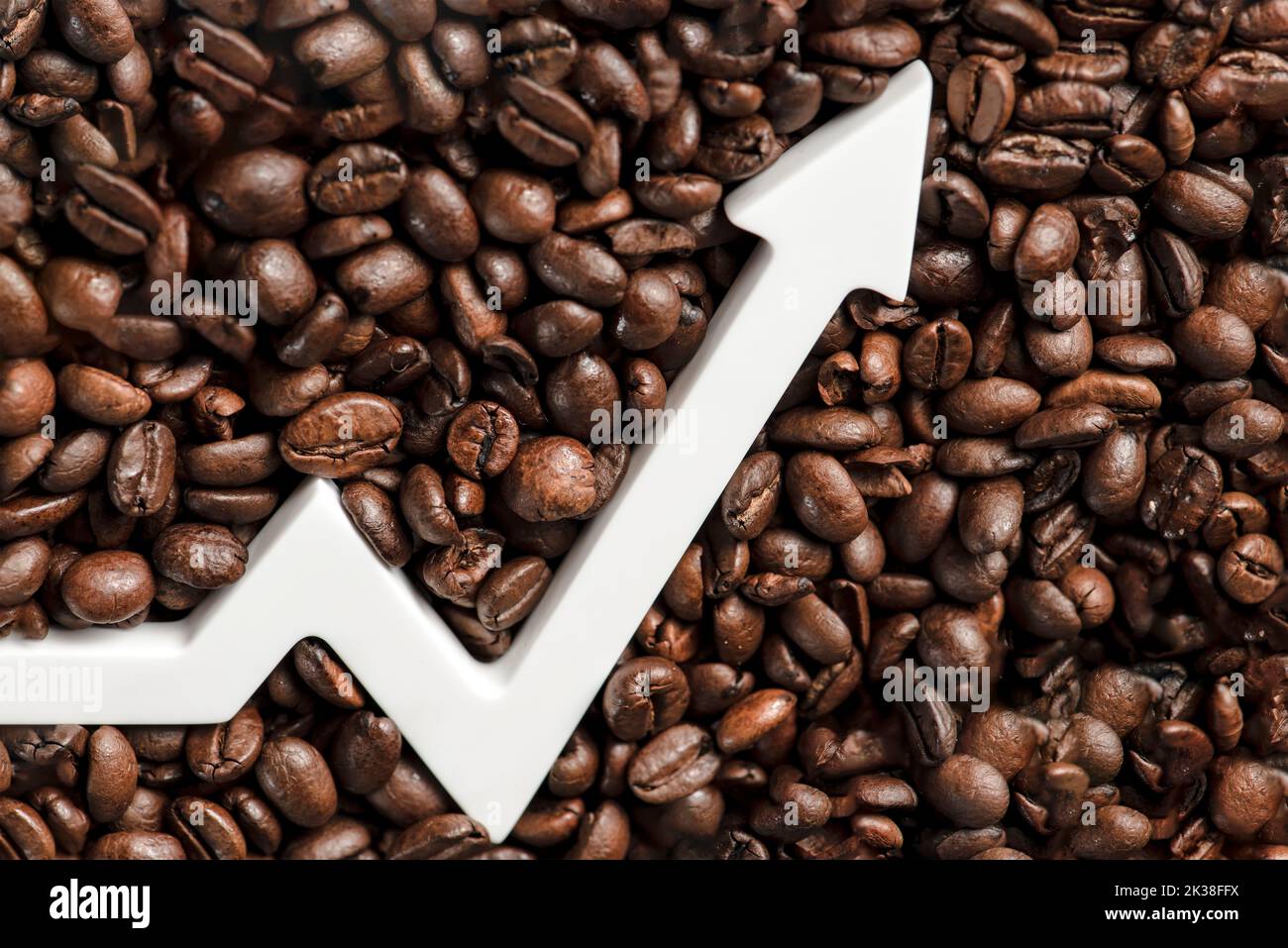 Eine Tüte Kaffeebohnen und ein Pfeil nach oben. Die Kosten für Kaffee auf den Märkten der Welt. Das Konzept des Wachstums der Kosten für Kaffee Stockfoto