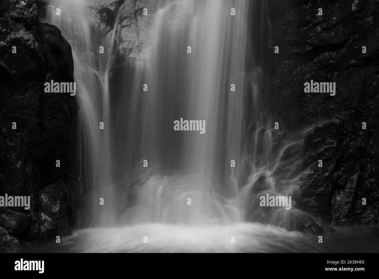 Inegol, Bursa, Türkei - September 2022: Oylat-Wasserfall, Langzeitaufnahme eines schönen Wasserfallstroms im Wald, schwarz-weiß, selektiver Fokus Stockfoto