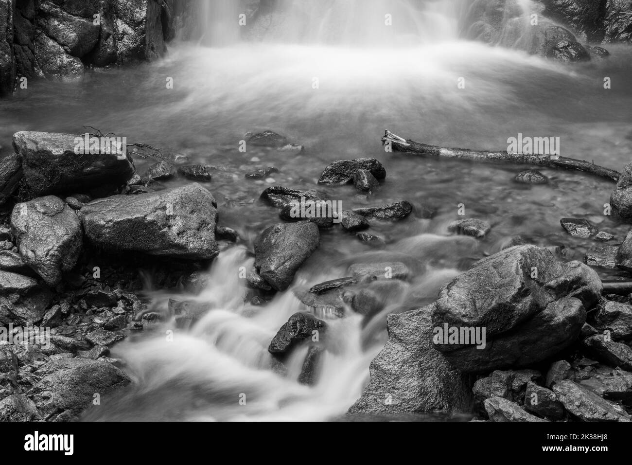 Inegol, Bursa, Türkei - September 2022: Oylat-Wasserfall, Langzeitaufnahme eines schönen Wasserfallstroms im Wald, schwarz-weiß, selektiver Fokus Stockfoto
