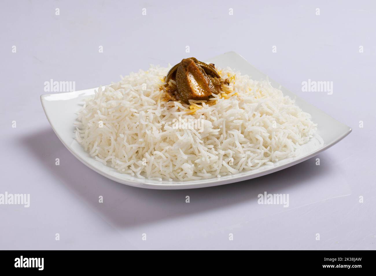 Gestielter Reis mit kleinen Zwiebeln und getrockneten Salzchilies und Achar Stockfoto