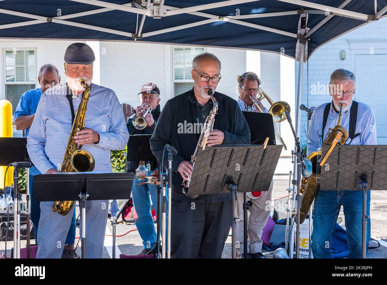 Stoney's Wicked DIN tritt beim West Concord Porchfest auf, einem