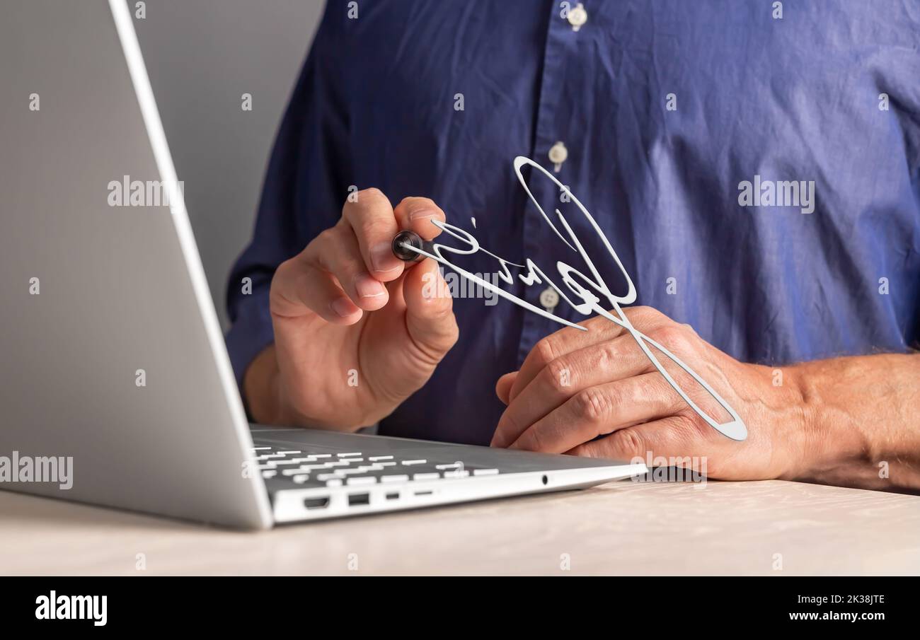 Digitales Signaturkonzept. Online-Signierung von E-Dokumenten über das Internet mit Laptop und Stift. Hochwertige Fotos Stockfoto