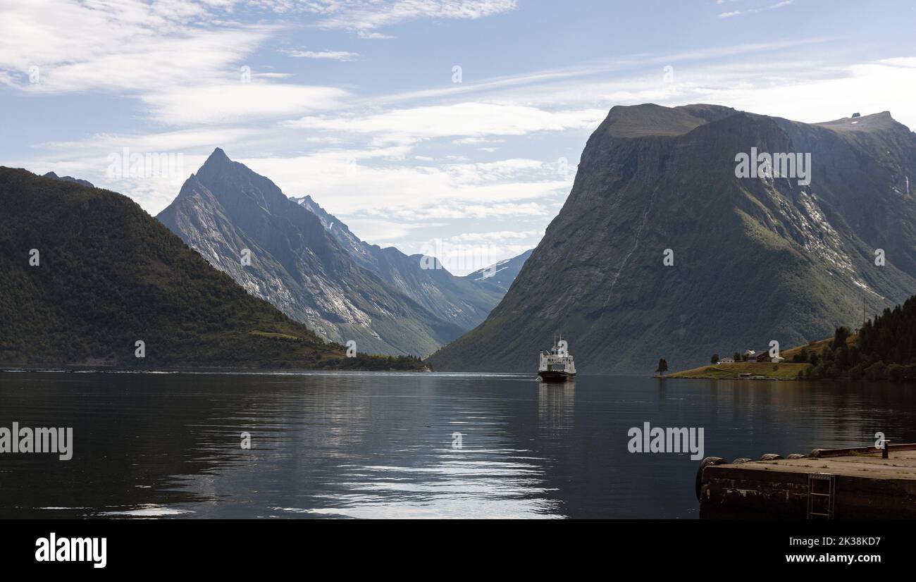 Blick auf Hjørundfjord vom Hafen von Sæbø von links, Mt. Slogen und Mt ...