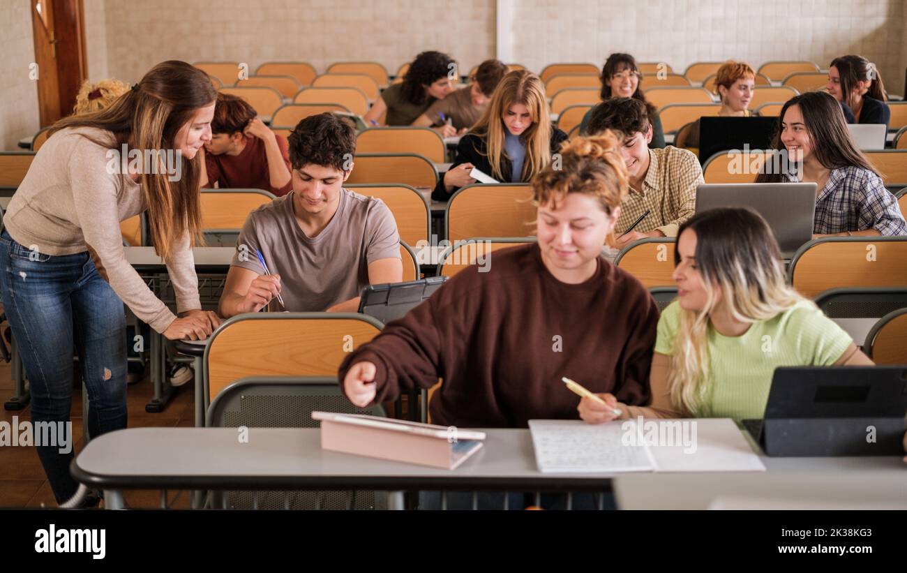 Lehrer erklärt Studenten in einer Klasse individuell Stockfoto