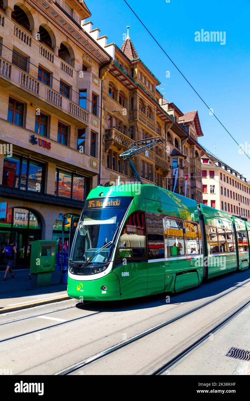 Grüne Straßenbahn des Basler Verkehrsdienstes am Marktplatz, Basel, Schweiz Stockfoto