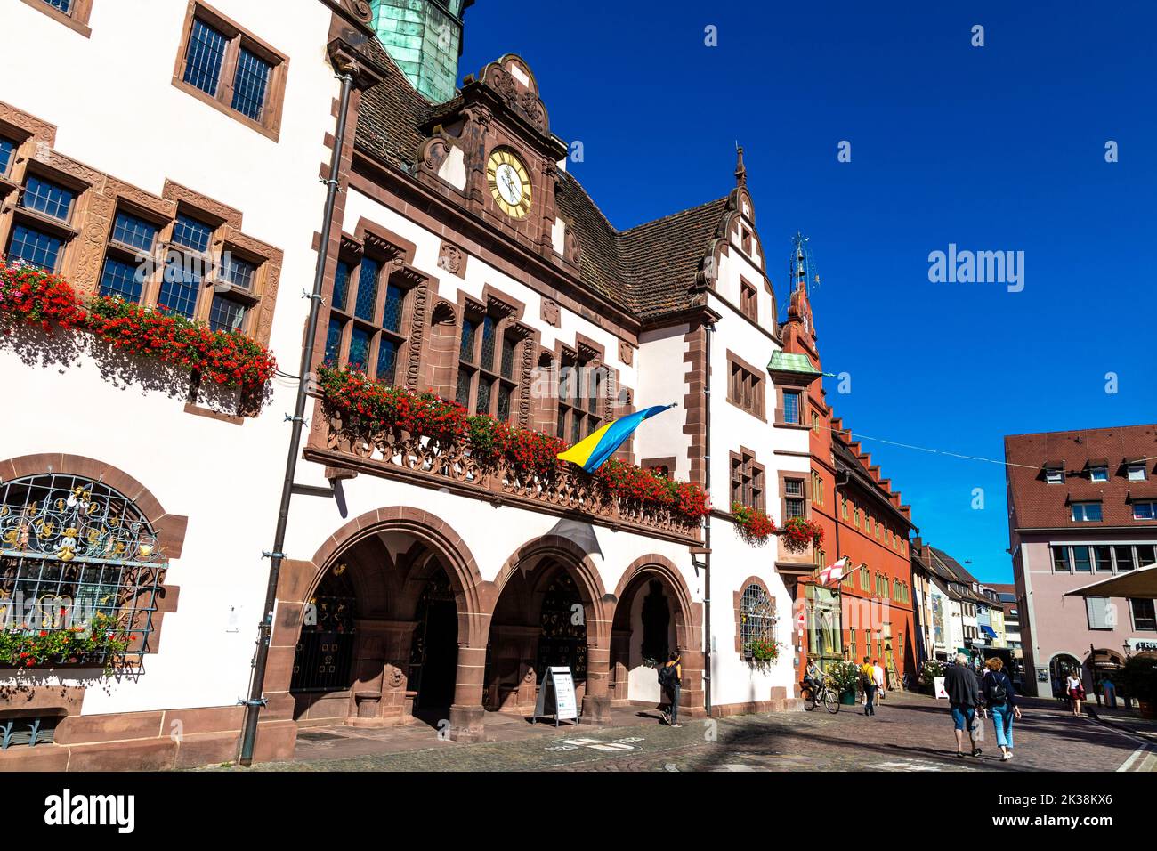 Außenansicht des Neuen Rathauses aus dem 16.. Jahrhundert, Rathausplatz, Freiburg im Breisgau, Deutschland Stockfoto