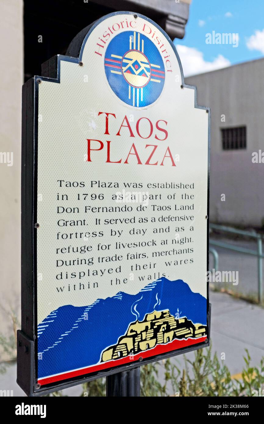 Schild des Stadtteils Taos Plaza am Eingang zum historischen platz in Taos, New Mexico, USA. Stockfoto