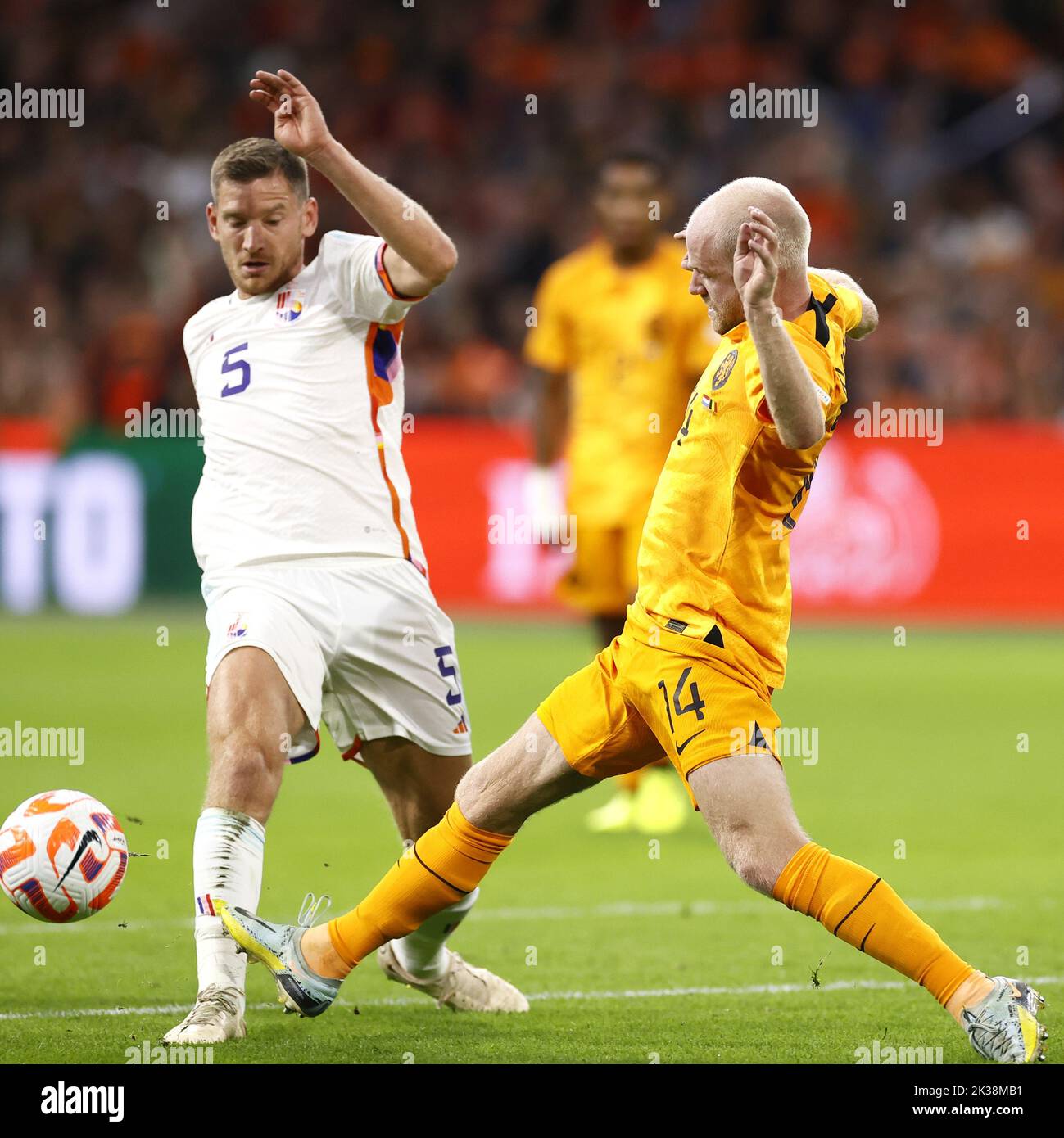 Amsterdam, Niederlande. 25. September 2022. AMSTERDAM - (lr) Jan Vertonghen aus Belgien, Davy Klaassen aus Holland während des Spiels der UEFA Nations League zwischen den Niederlanden und Belgien in der Johan Cruijff Arena am 6. August 2022 in Amsterdam, Niederlande. KOEN VAN WEEL Credit: ANP/Alamy Live News Stockfoto