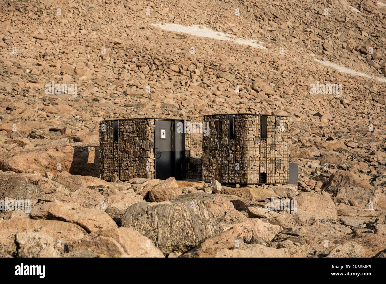 Stone Toiletten am Boulder Field an der Keyhole Route Up Long's Peak im ...