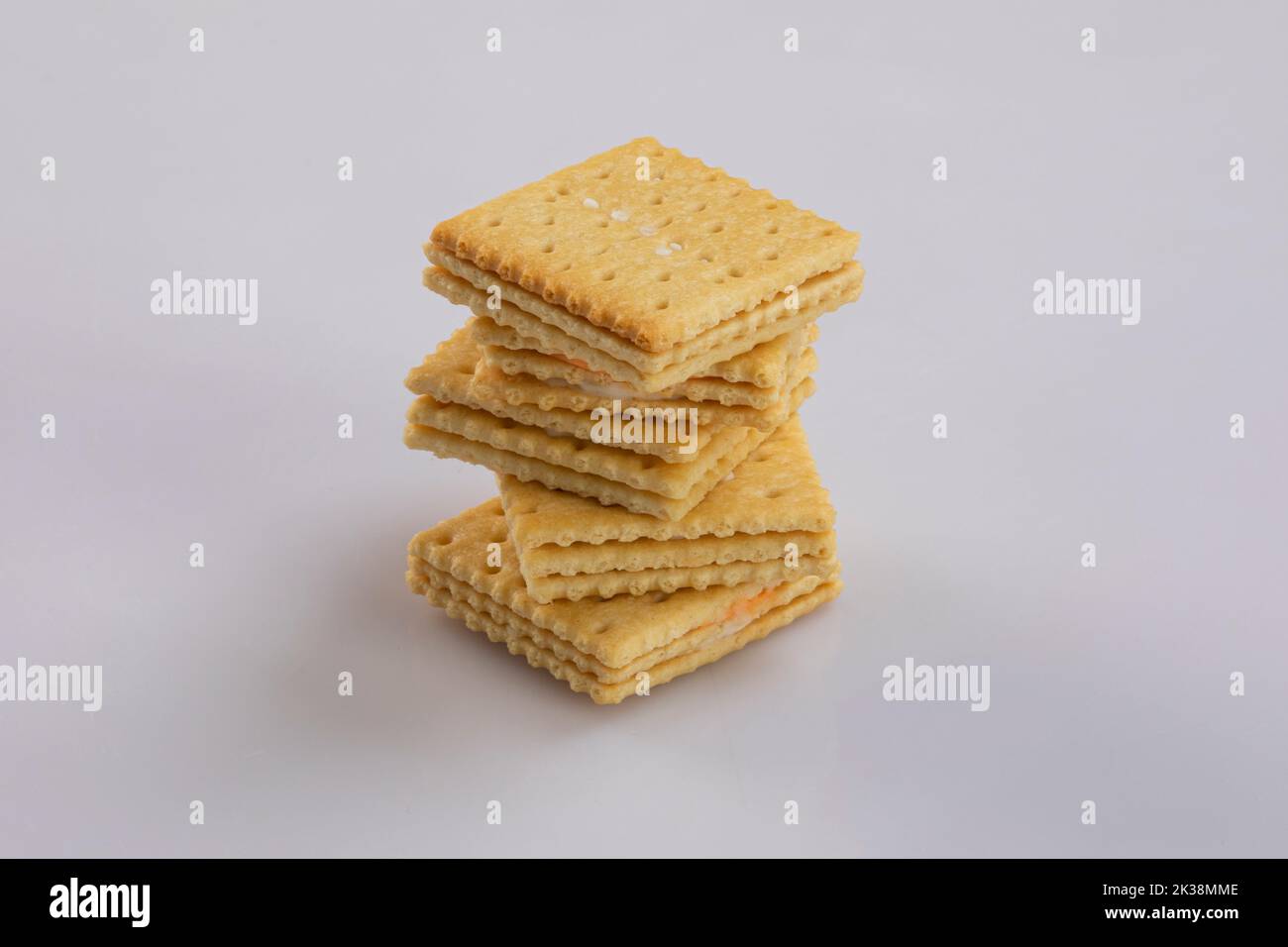 Butterkekse, Schokoladenkekse, Cremekekse, isoliert auf Weiß für die Verpackungsgestaltung. Stockfoto