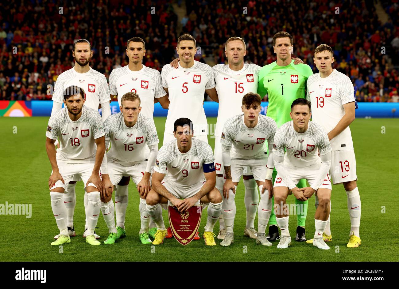 Cardiff, Großbritannien. 25. September 2022. Hintere Reihe von links: Grzegorz Krychowiak, Jakub Kiwior, Krzysztof Maczynski, Kamil Glik, Wojciech Szczesny, Szymon Zurkowski. Erste Reihe von links: Bartosz Bereszunski, Jakub Swiderski, Robert Lewandowski, Nicola Zalewski und Piotr Zielinski aus Polen während des Spiels der UEFA Nations League im Cardiff City Stadium, Cardiff. Bildnachweis sollte lauten: Darren Staples/Sportimage Credit: Sportimage/Alamy Live News Stockfoto