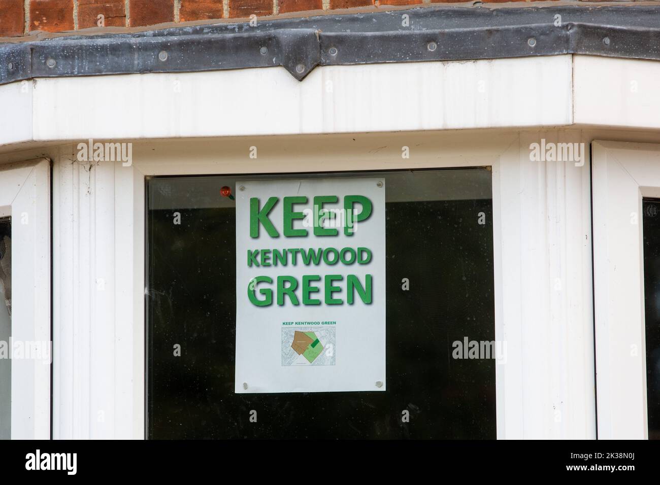 Tilehurst, Großbritannien. 25.. September 2022. Ein Keep Kentwood Green Poster ist im Fenster eines Hauses abgebildet. Kentwood Green ist ein wildlebenreiches Waldgebiet zwischen Armor Hill und Kentwood Hill, das derzeit von Vermessungsarbeiten und potenziellen Landrohungen bedroht ist. Es gehört der Tilehurst Poor's Land Charity (TPLC) und ein Teil des Geländes ist für den Wohnungsbau vorgesehen. Anwohner und Kleingärtner, die sich dafür einsetzen, Kentwood Green zu erhalten, damit das Land vor der Entwicklung geschützt wird, behaupten, dass die Anwesenheit von Dachsen, Füchsen, langsamen Würmern, Muntjac-Hirschen und Rotkiten auf dem Gelände aufgezeichnet wurde. Credi Stockfoto