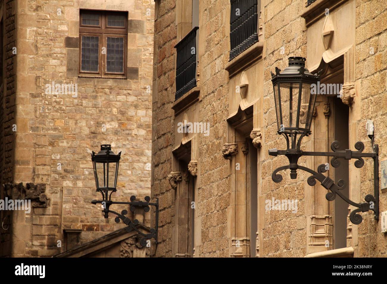 Blick auf ein altes traditionelles Gebäude mit Lampen Stockfoto