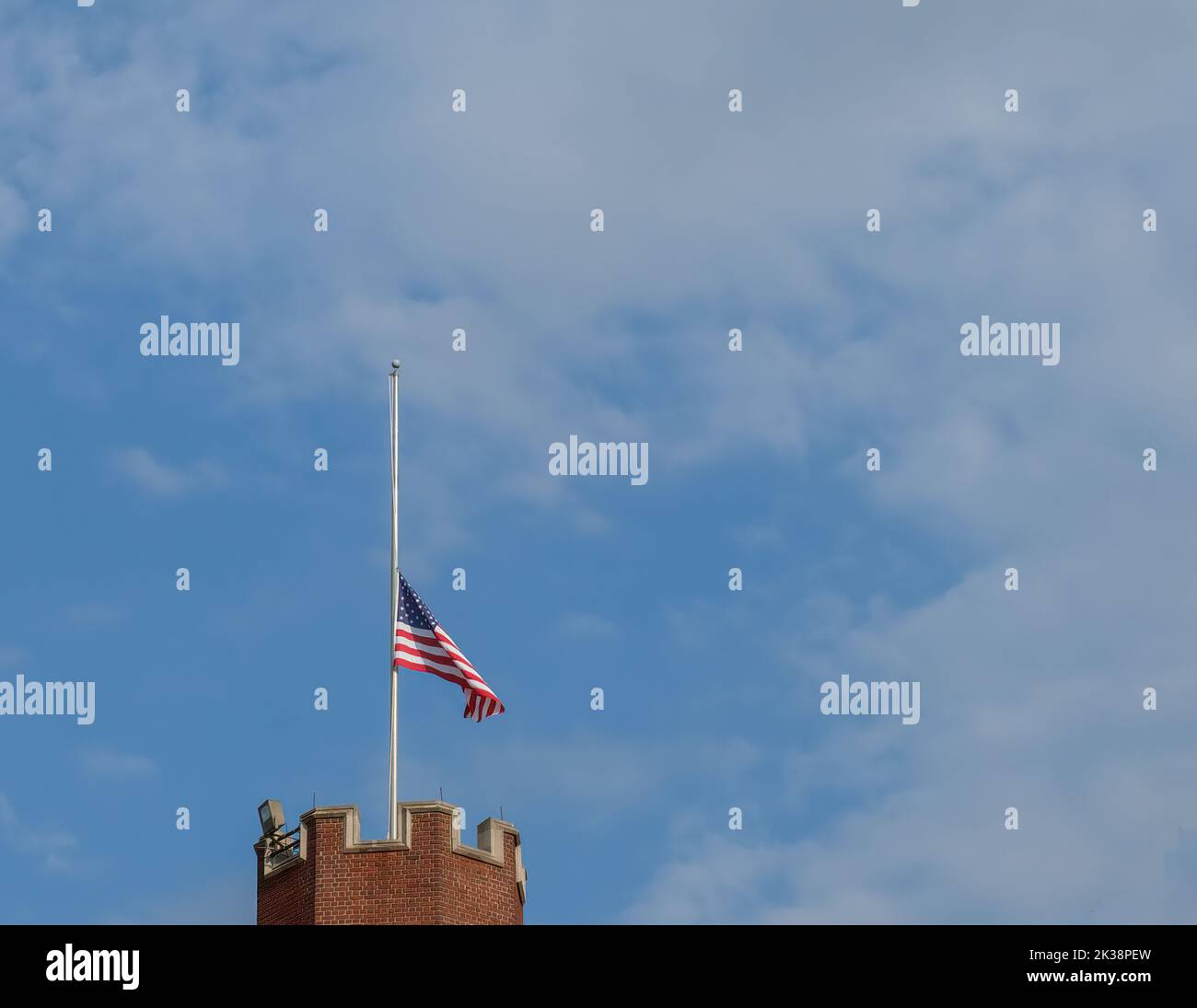 Flagge des ehemaligen Bürgermeisters Moon Landrieu von New Orleans, Louisiana, USA, am 12. September 2022 auf Half Mast an der Loyola University Stockfoto