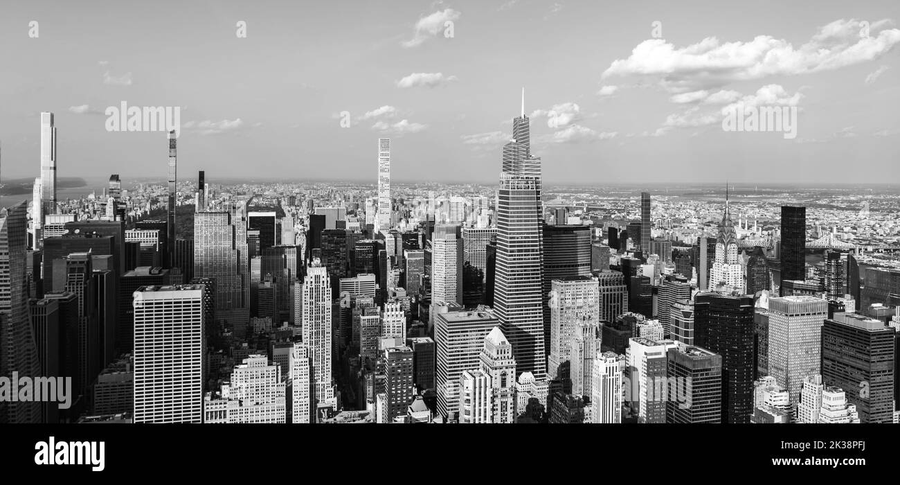 Skyline von New York City, Panorama mit Wolkenkratzern in Midtown Manhattan, schwarz-weiß Stockfoto