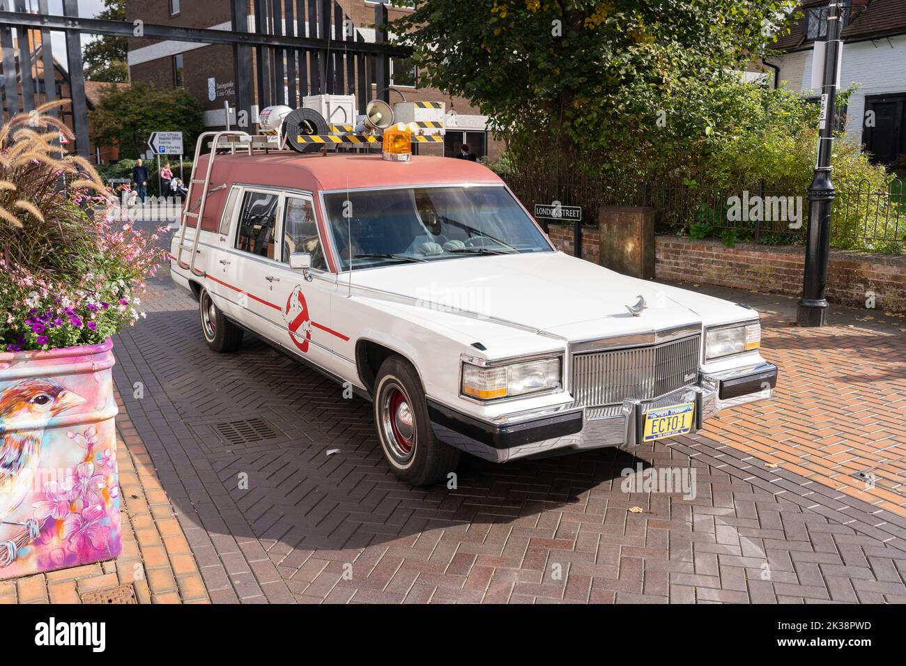 Ein Nachbau-Ghostbusters ECTO 1-Auto auf der London Street, Samstag, 24.. September, von Love Basingstoke zur Unterstützung des Exit 6 Film Festivals. VEREINIGTES KÖNIGREICH Stockfoto