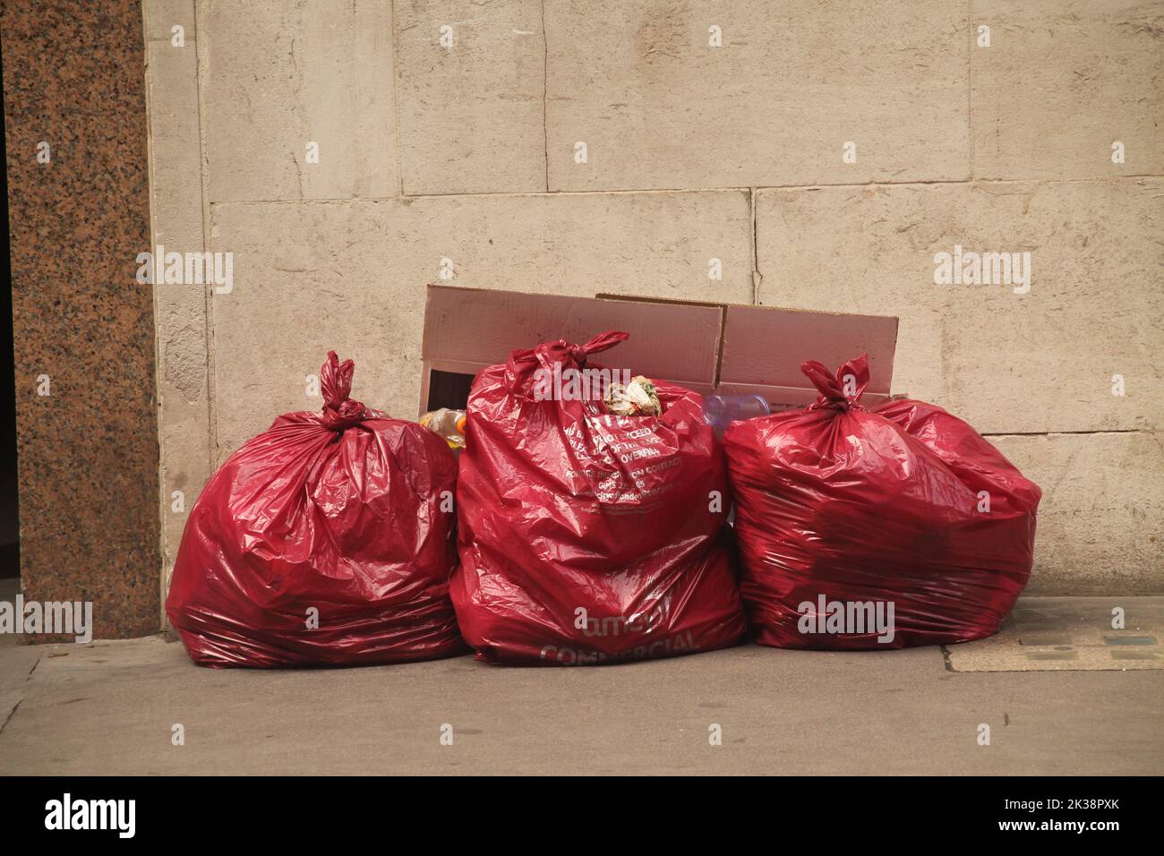 Blick auf rote Müllsäcke in einer Straße Stockfoto