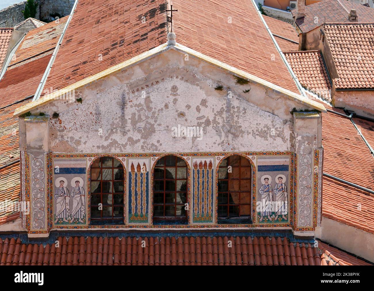 Ein Luftblick auf die Euphrasische Basilika mit wunderschönen Bogenfenstern in Porec, Kroatien Stockfoto