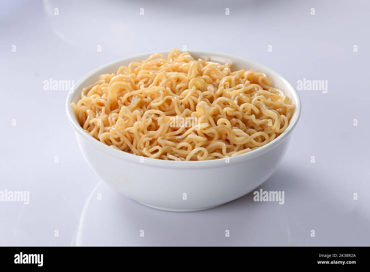 Schüssel mit Nudeln auf weißem Hintergrund Stockfoto