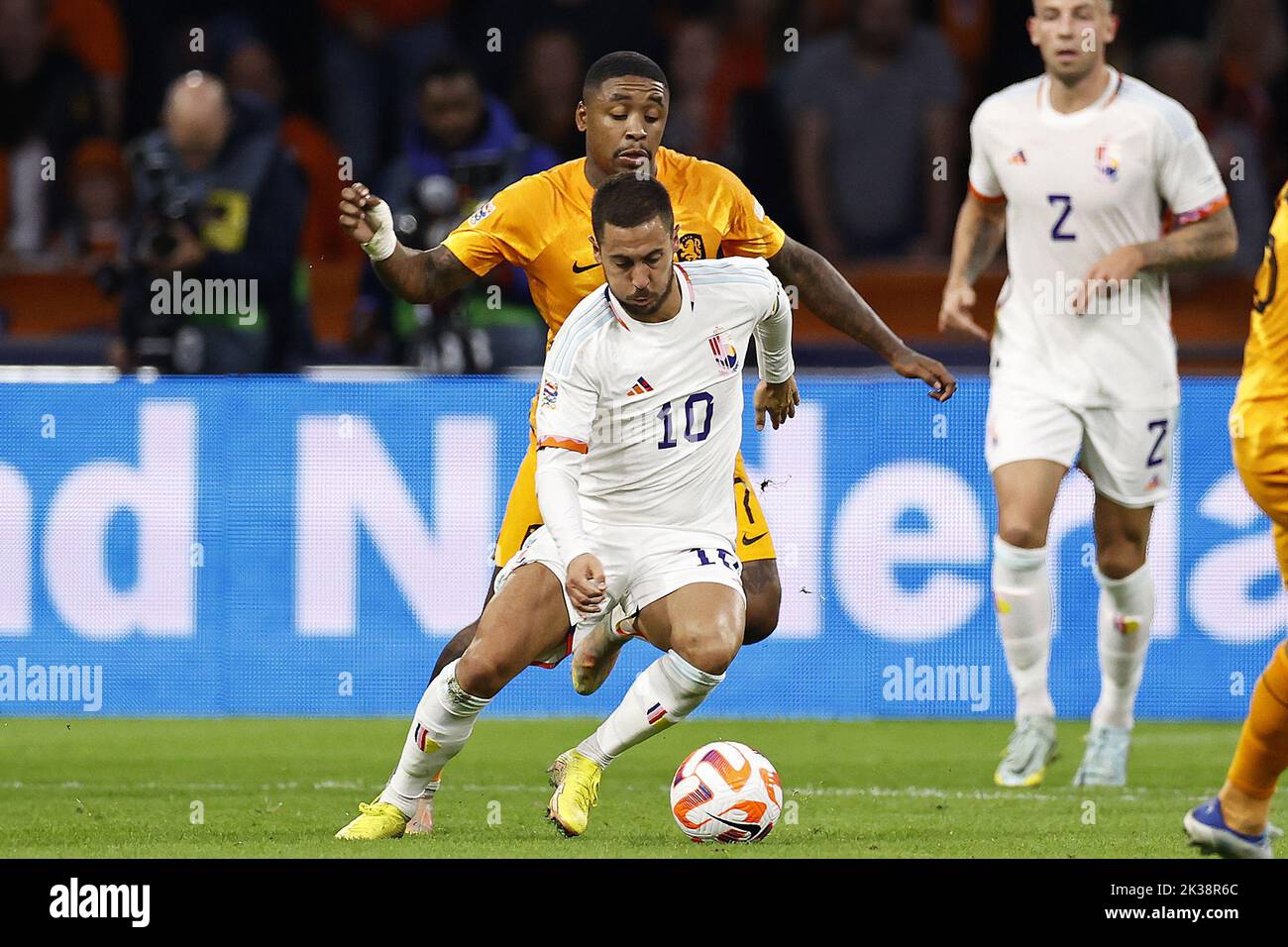 Amsterdam, Niederlande. 25. September 2022. AMSTERDAM - (LR) Steven Bergwijn aus Holland, Eden Hazard aus Belgien während des Spiels der UEFA Nations League zwischen den Niederlanden und Belgien in der Johan Cruijff Arena am 25. September 2022 in Amsterdam, Niederlande. ANP MAURICE VAN STEEN Kredit: ANP/Alamy Live Nachrichten Stockfoto