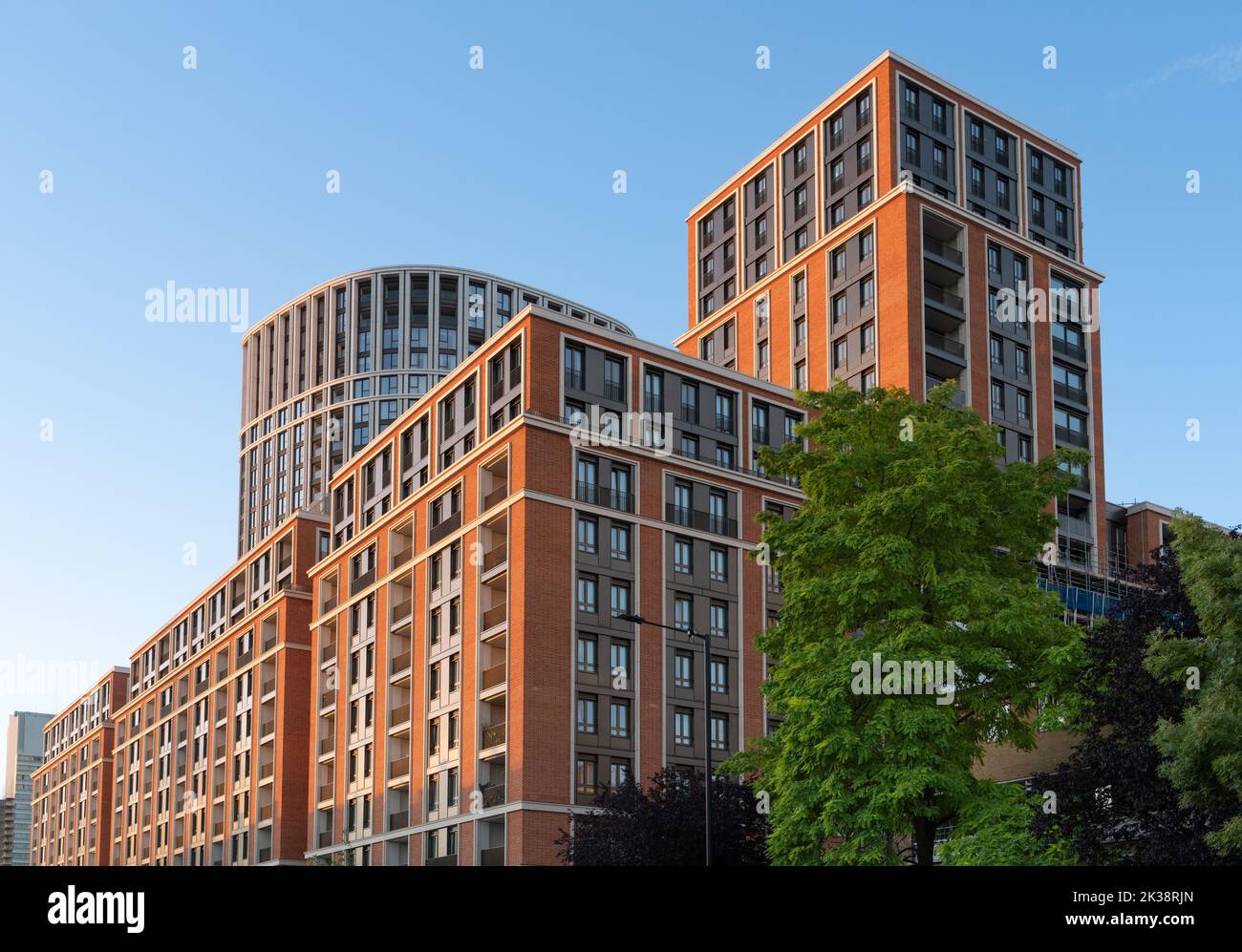 Der Westmark Tower ist ein ikonisches, modernes Gebäude in West End Gate, das die traditionellen Londoner Herrenhäuser von Marylebone umgibt Stockfoto