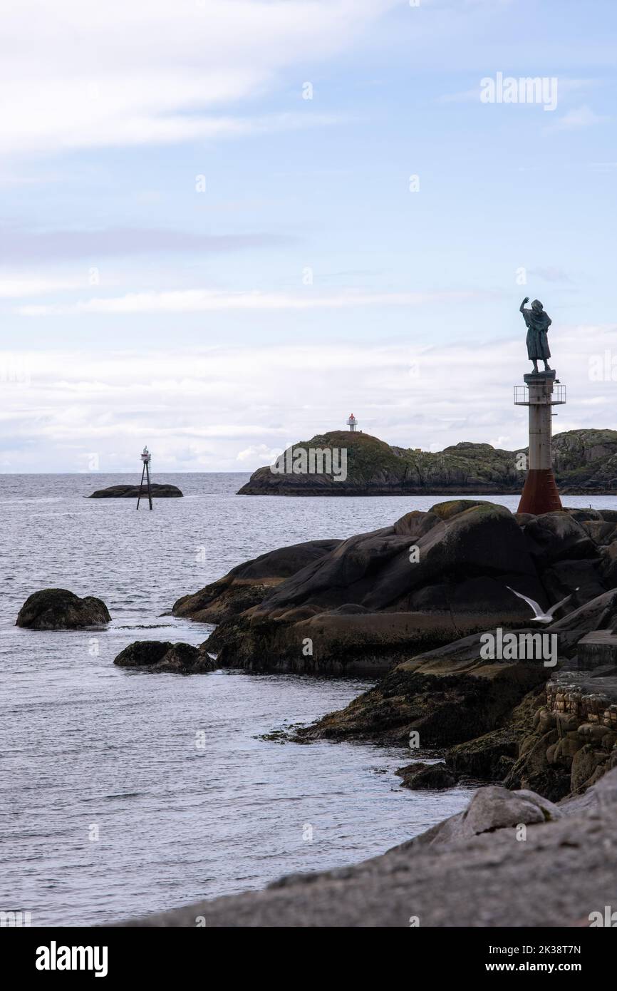 Svolvaer, Austvagoya, Lofoten Norwegen - 17. Juli 2022: Fiskerkona-Skulptur, die Frau des Fischers winkt Auf Wiedersehen zu den Fischern, die aus f Stockfoto