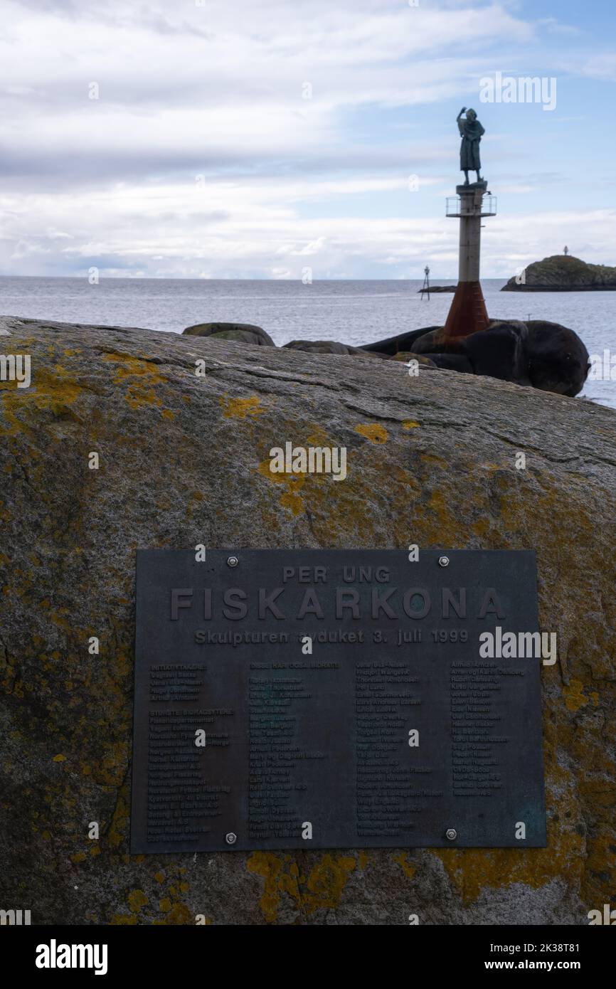 Svolvaer, Austvagoya, Lofoten Norwegen - 17. Juli 2022: Fiskerkona-Skulptur, die Frau des Fischers winkt Auf Wiedersehen zu den Fischern, die aus f Stockfoto