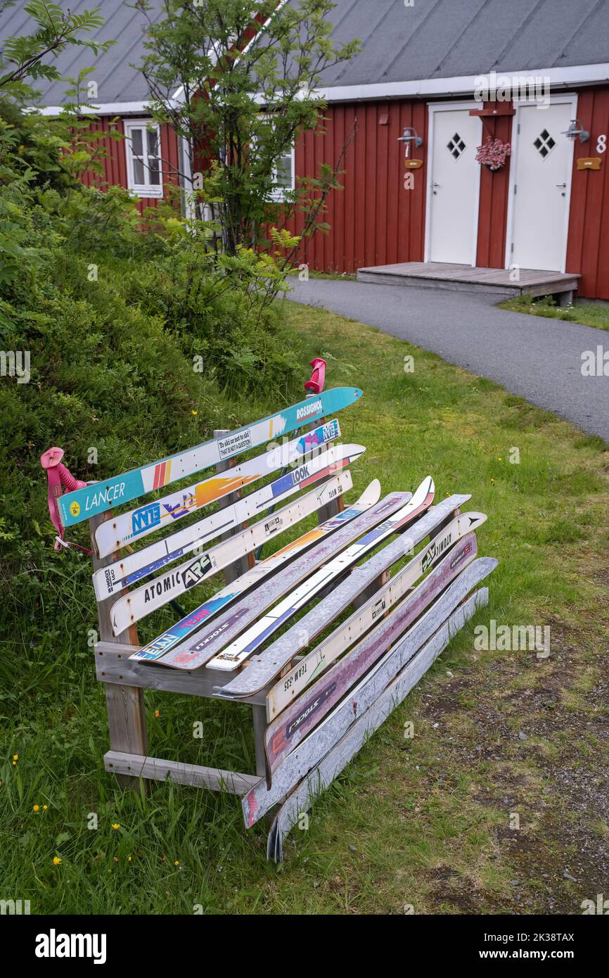 Nyvagar, Austvagoya Norwegen - 17. Juli 2022: Nyvagar Rorbuhotel, Lofoten Islands. Rot-weiße Rorbu-Wohnung am Pier. Sommer bewölkt Tag. Selecti Stockfoto