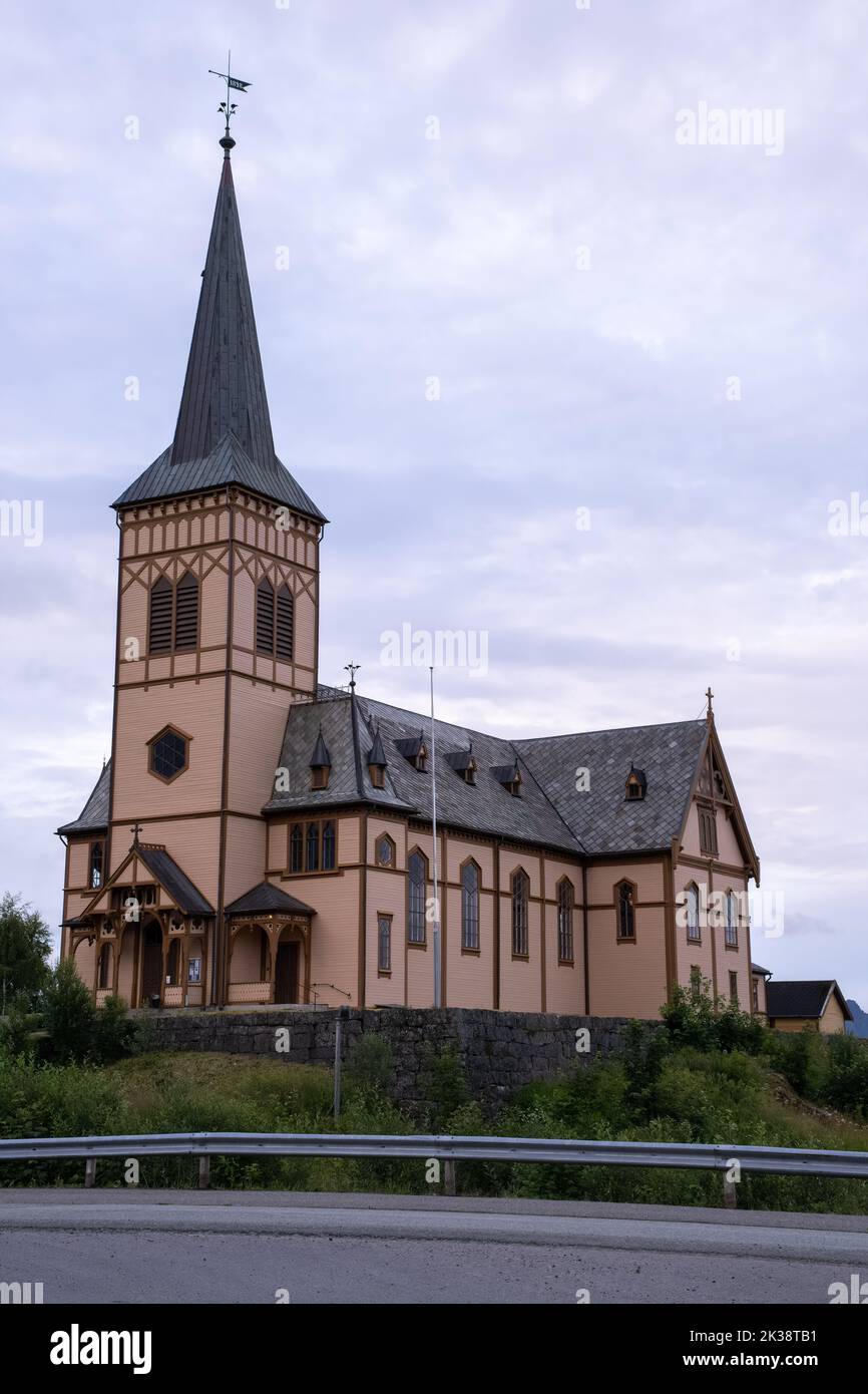 Vagan, Norwegen - 17. Juli 2022: Die Vagan-Kirche ist eine Pfarrkirche der norwegischen Kirche in der Gemeinde Vagan im Landkreis Nordland. Wolkiger Sommertag. Se Stockfoto