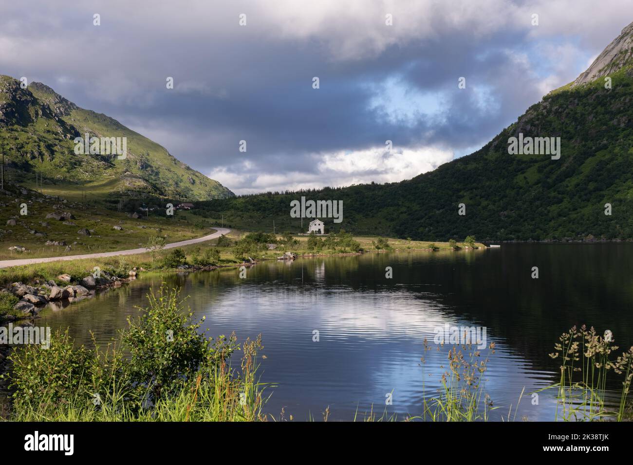 Wunderschöne Landschaften in Norwegen. Nordland. Wunderschöne Landschaft eines weißen Hauses in einem Tal auf den Lofoten-Inseln. Sommersonntag. Selektiver Fokus. Stockfoto