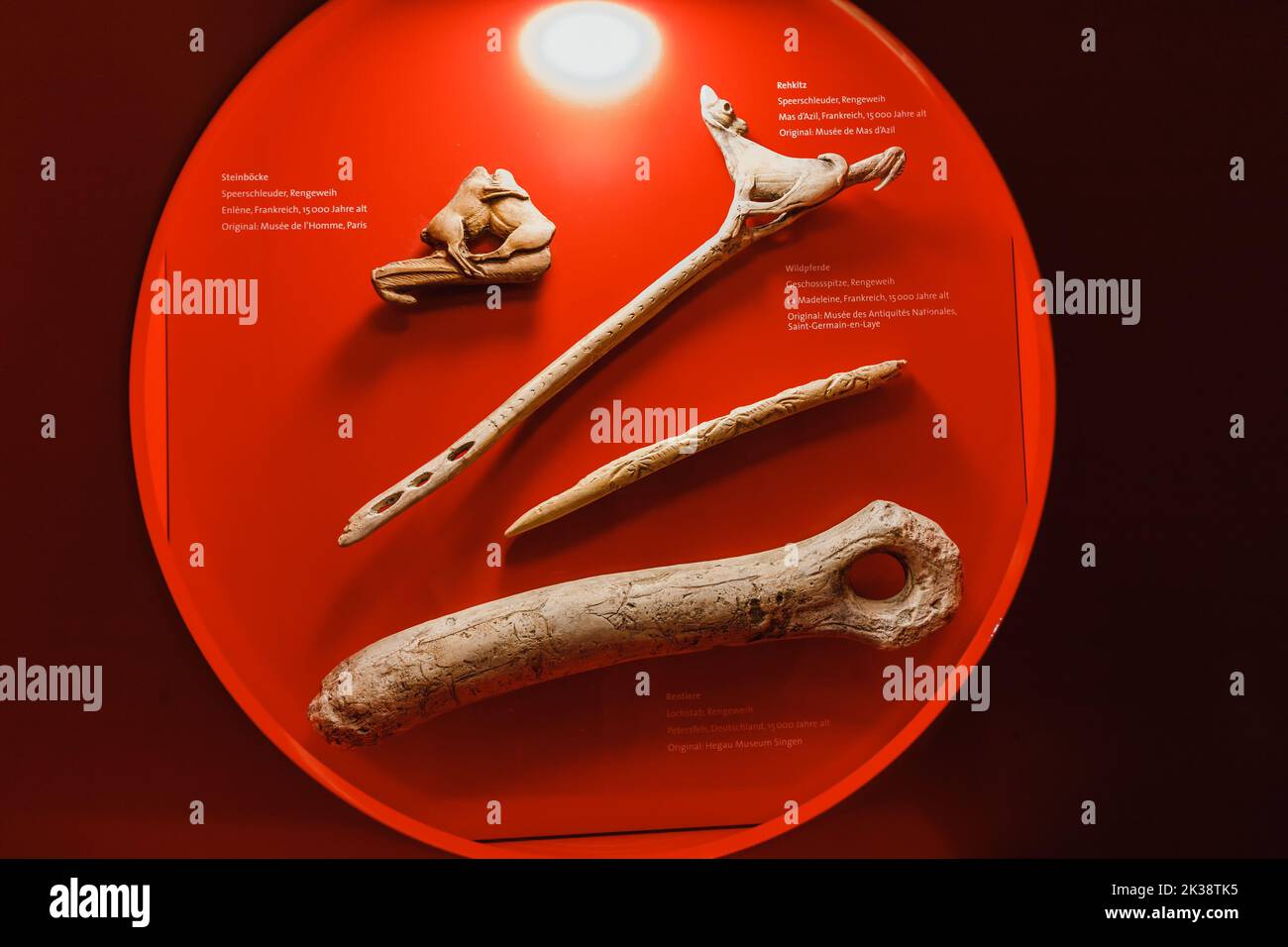 22. Juli 2022, Neanderthal Museum, Deutschland: Knochenschnitzen, handgefertigte Kunstwerke zu paläolithischen Artefakten Stockfoto