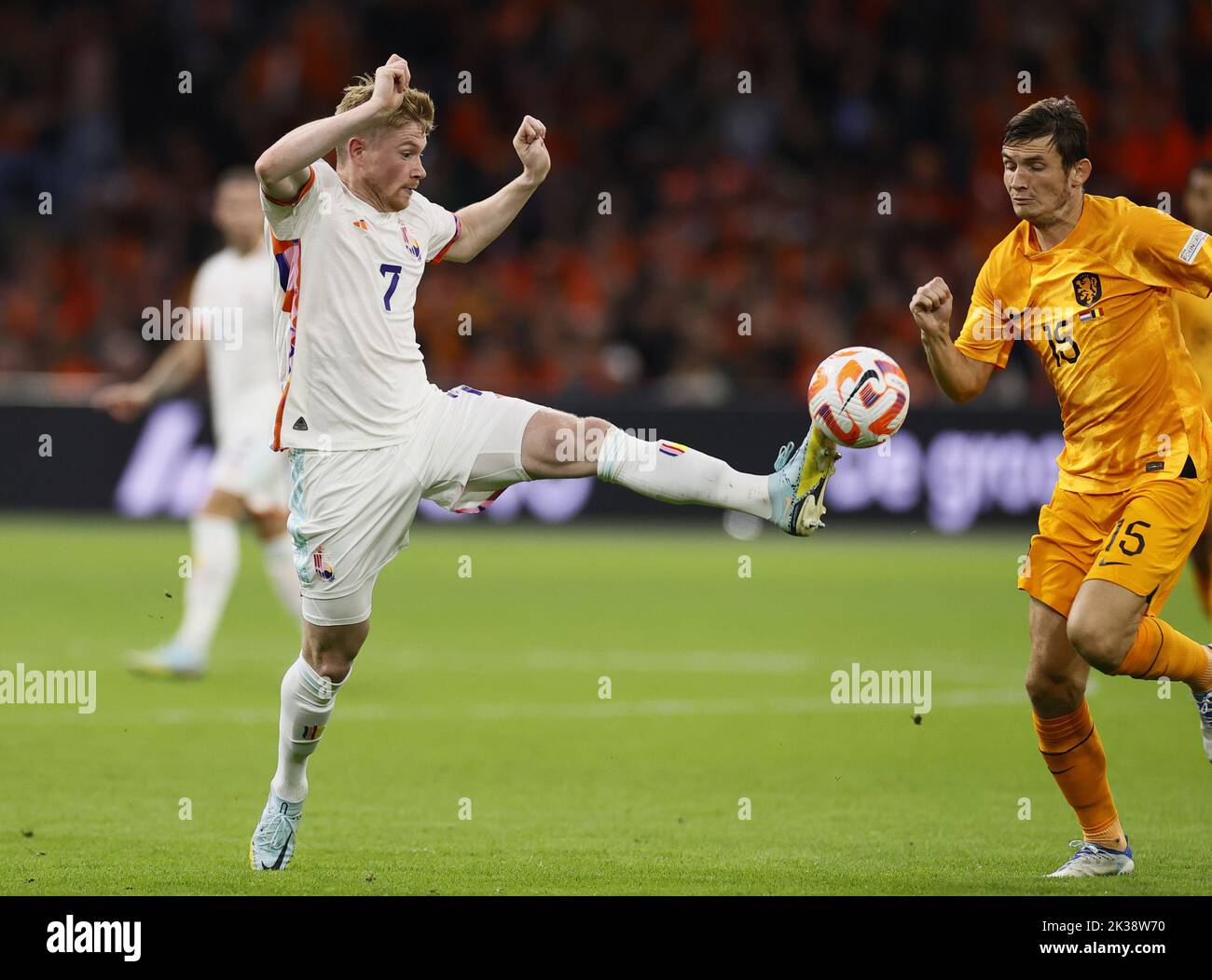 Amsterdam, Niederlande. 25. September 2022. AMSTERDAM - (lr) Kevin De Bruyne aus Belgien, Marten de Roon aus Holland während des Spiels der UEFA Nations League zwischen den Niederlanden und Belgien in der Johan Cruijff Arena am 6. August 2022 in Amsterdam, Niederlande. KOEN VAN WEEL Credit: ANP/Alamy Live News Stockfoto