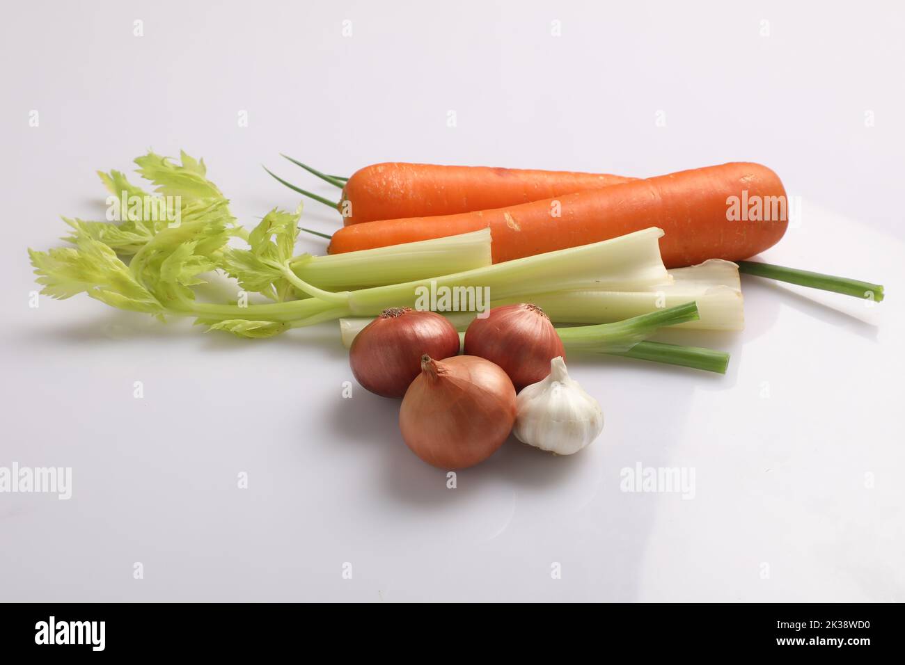 Buntes Gemüse auf weißem Hintergrund isoliert Stockfoto